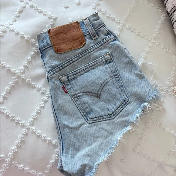 LEVIs Distressed Shorts - Picture 9 of 10